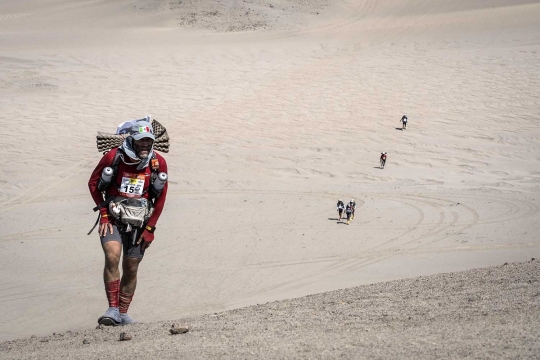 Ganasnya maraton sejauh 250 km lintasi Gurun Ica