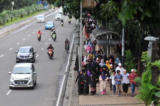 Antusias massa Majelis Rasulullah jalan kaki hadiri Maulid Nabi di Monas