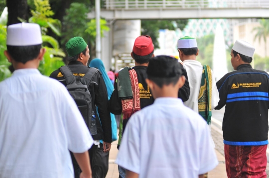 Antusias massa Majelis Rasulullah jalan kaki hadiri Maulid Nabi di Monas