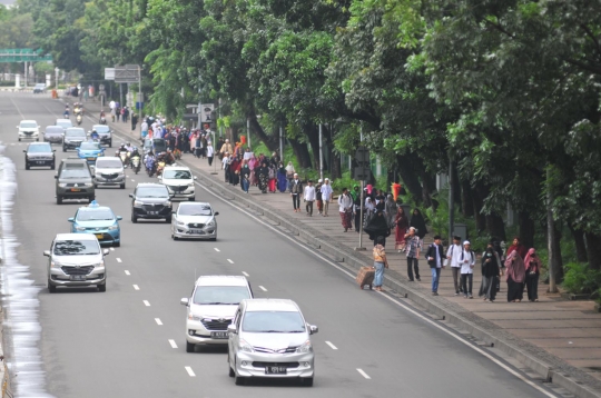 Antusias massa Majelis Rasulullah jalan kaki hadiri Maulid Nabi di Monas