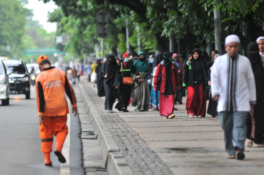 Antusias massa Majelis Rasulullah jalan kaki hadiri Maulid Nabi di Monas