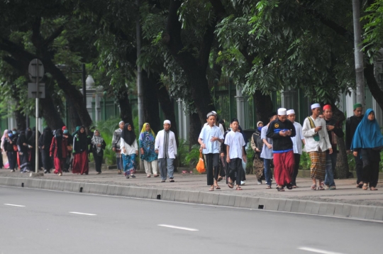 Antusias massa Majelis Rasulullah jalan kaki hadiri Maulid Nabi di Monas