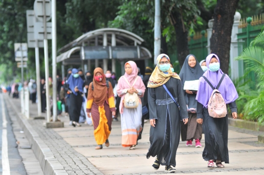 Antusias massa Majelis Rasulullah jalan kaki hadiri Maulid Nabi di Monas