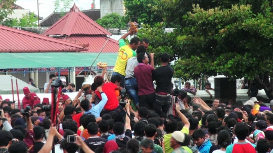 Keseruan warga Yogya berebut gunungan dalam Grebek Maulid Nabi