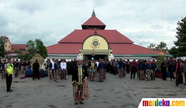 Foto : Keseruan warga Yogya berebut gunungan dalam Grebek 