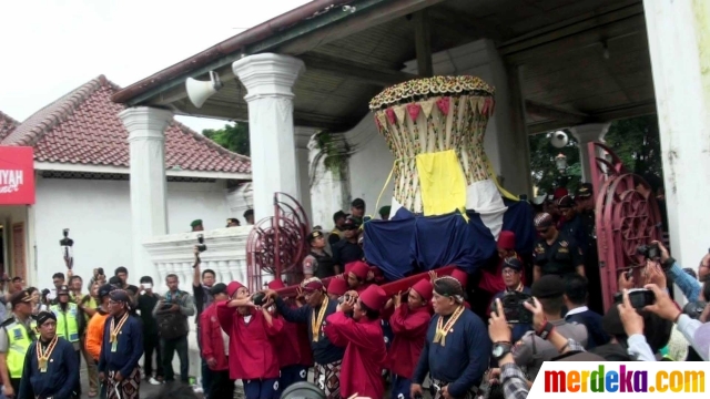 Foto : Keseruan warga Yogya berebut gunungan dalam Grebek 