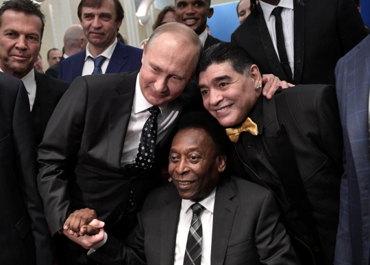 Semringahnya Putin pose bareng mantan pesepakbola top dunia saat Drawing World Cup