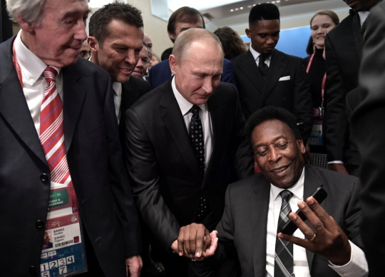 Semringahnya Putin pose bareng mantan pesepakbola top dunia saat Drawing World Cup