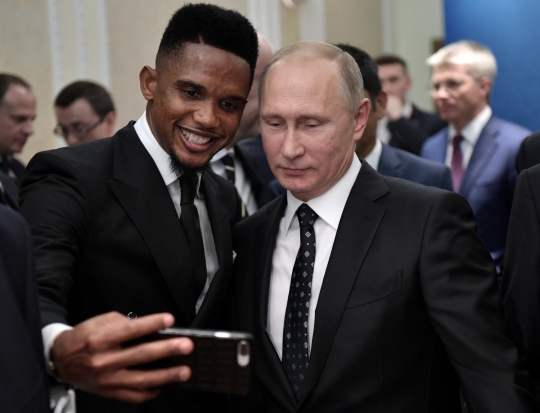 Semringahnya Putin pose bareng mantan pesepakbola top dunia saat Drawing World Cup