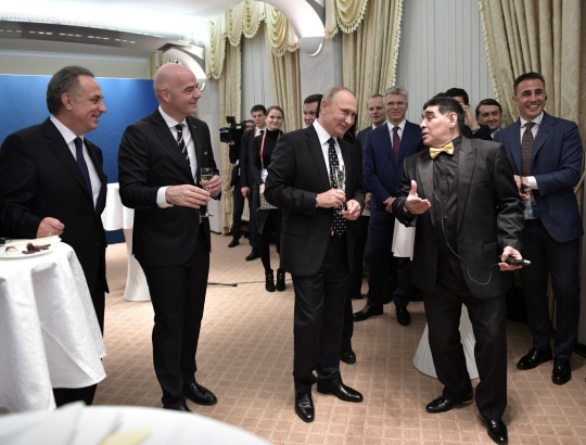 Semringahnya Putin pose bareng mantan pesepakbola top dunia saat Drawing World Cup