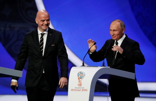 Semringahnya Putin pose bareng mantan pesepakbola top dunia saat Drawing World Cup
