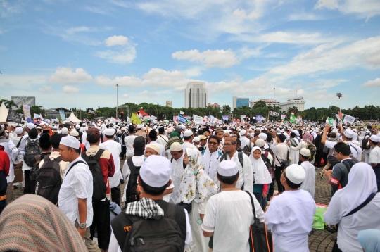 Jutaan umat muslim Reuni Akbar 212 di Monas