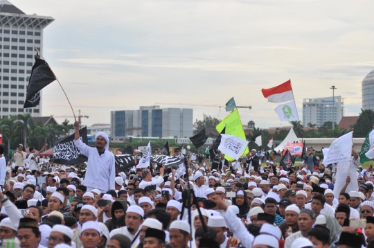 Jutaan umat muslim Reuni Akbar 212 di Monas