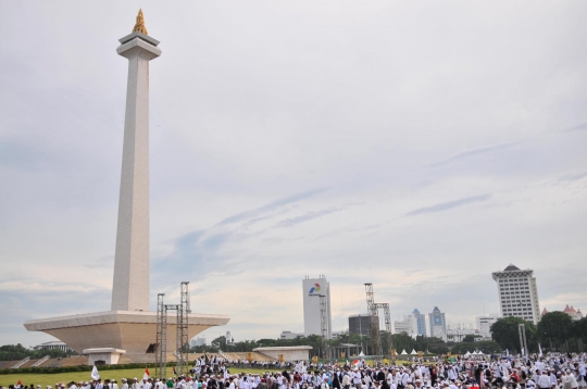 Jutaan umat muslim Reuni Akbar 212 di Monas