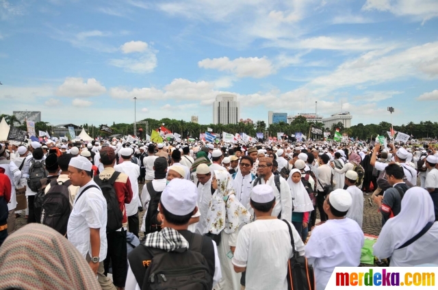 Foto : Jutaan umat muslim Reuni Akbar 212 di Monas 