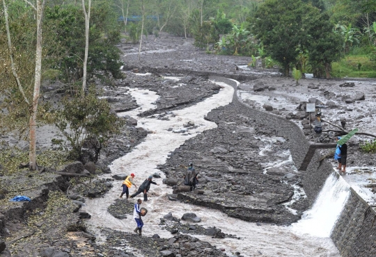 Banjir lahar dingin Gunung Agung rusak pertanian warga