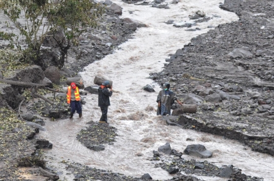 Banjir lahar dingin Gunung Agung rusak pertanian warga