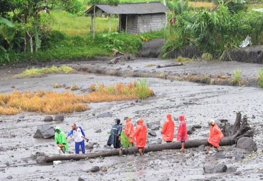 Banjir lahar dingin Gunung Agung rusak pertanian warga