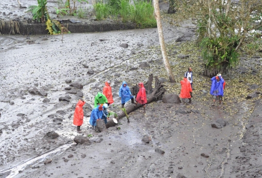 Banjir lahar dingin Gunung Agung rusak pertanian warga