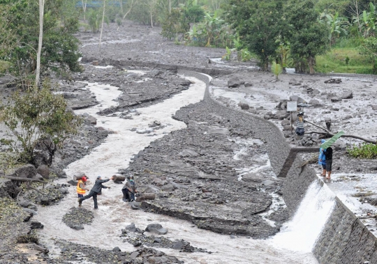 Banjir lahar dingin Gunung Agung rusak pertanian warga