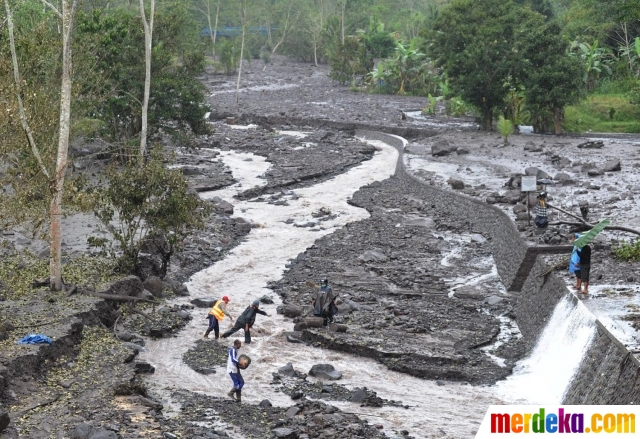 Foto : Banjir lahar dingin Gunung Agung rusak pertanian ...
