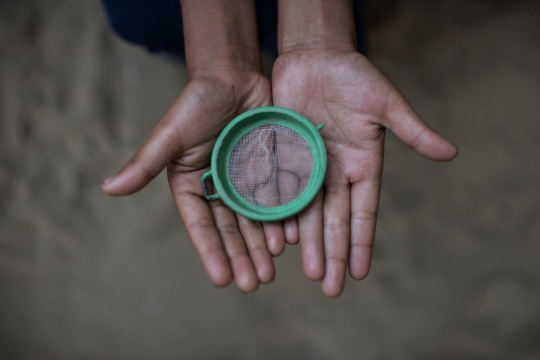 Ketika bocah-bocah Rohingya pamer mainan mereka, satu di antaranya bikin kaget