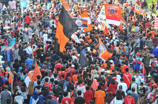 Pawai The Jakmania meriahkan Car Free Day di Bundaran HI