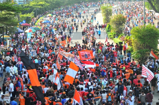 Pawai The Jakmania meriahkan Car Free Day di Bundaran HI