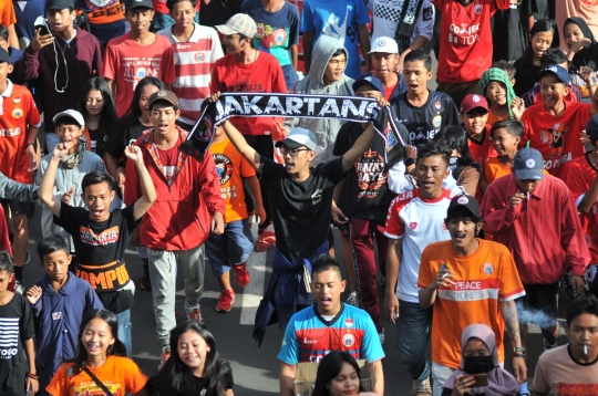 Pawai The Jakmania meriahkan Car Free Day di Bundaran HI