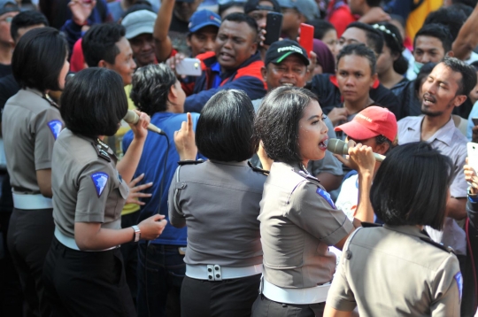 Aksi Polwan nyanyi dangdut ramaikan Car Free Day di Bundaran HI