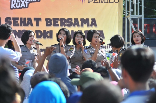 Aksi Polwan nyanyi dangdut ramaikan Car Free Day di Bundaran HI