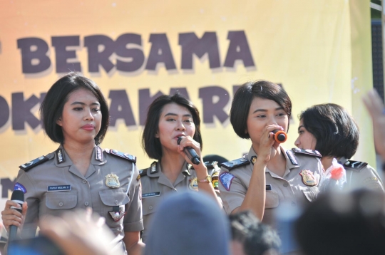 Aksi Polwan nyanyi dangdut ramaikan Car Free Day di Bundaran HI