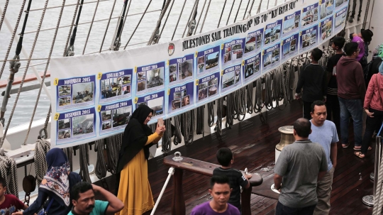 Antusiasme wisatawan foto-foto keliling KRI Bima Suci