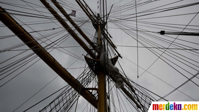 Foto : Antusiasme wisatawan foto-foto keliling KRI Bima 