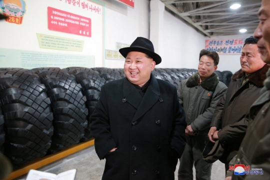 Reaksi Kim Jong-un ketika sentuh ban traktor