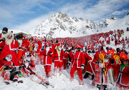 Ribuan Santa Claus 'merahkan' pegunungan salju di Swiss