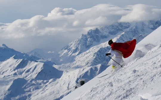 Ribuan Santa Claus 'merahkan' pegunungan salju di Swiss