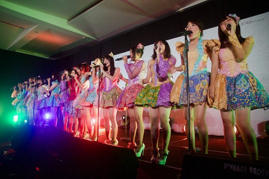 Cantiknya seragam baru JKT48 dengan batik saat handshake event Believe