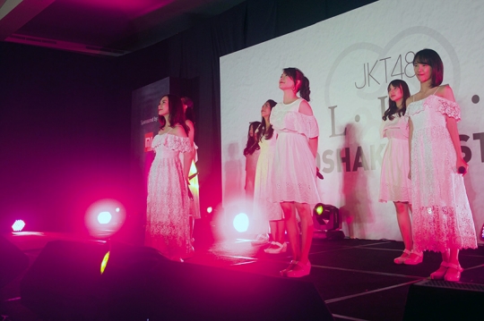 Cantiknya seragam baru JKT48 dengan batik saat handshake event Believe