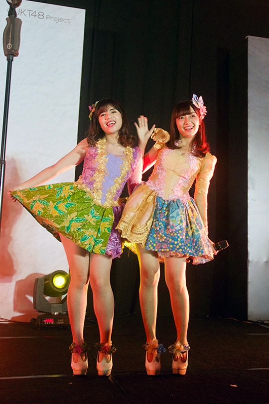 Cantiknya seragam baru JKT48 dengan batik saat handshake event Believe