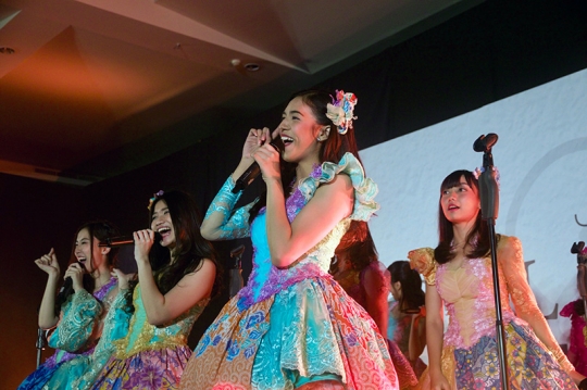 Cantiknya seragam baru JKT48 dengan batik saat handshake event Believe