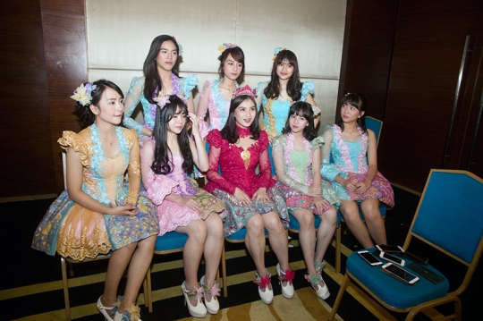 Cantiknya seragam baru JKT48 dengan batik saat handshake event Believe