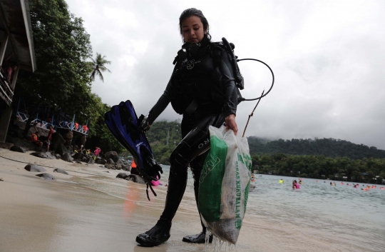 Aksi bule ikut bersihkan laut dalam acara Sail Sabang 2017