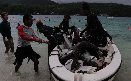 Aksi bule ikut bersihkan laut dalam acara Sail Sabang 2017