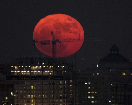 Penampakan supermoon paling terang yang menakjubkan