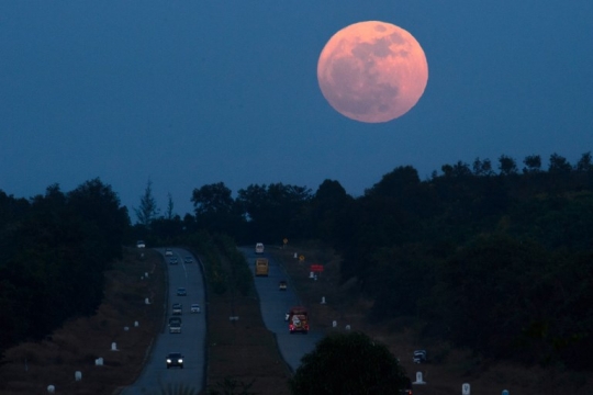 Penampakan supermoon paling terang yang menakjubkan
