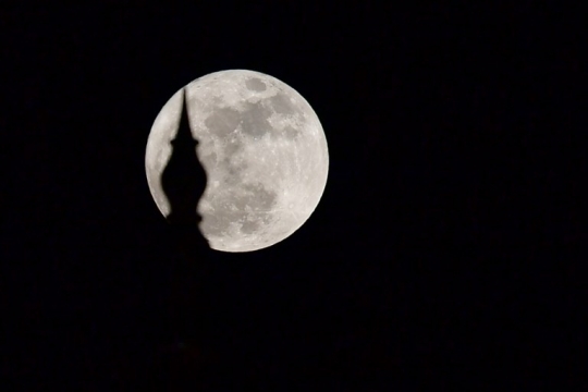 Penampakan supermoon paling terang yang menakjubkan