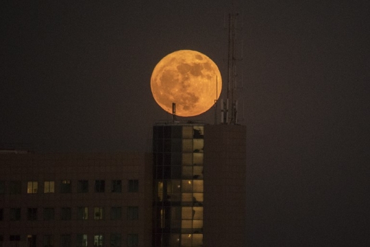 Penampakan supermoon paling terang yang menakjubkan