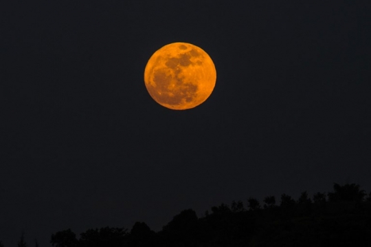 Penampakan supermoon paling terang yang menakjubkan