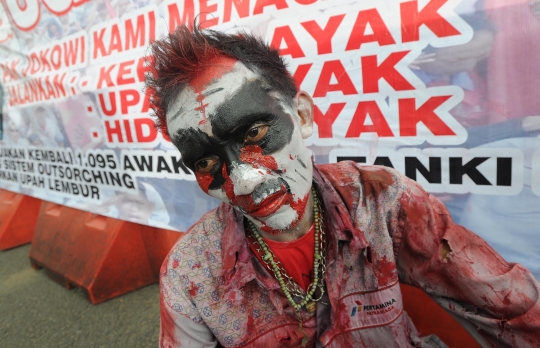 Aksi 'zombie' korban PHK Pertamina tuntut keadilan ke Jokowi